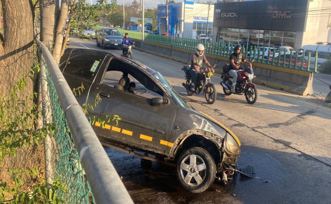 choque en chilpancingo hoy El conductor de un auto marca Ford K perdió el control del vehículo y se estampó en la malla